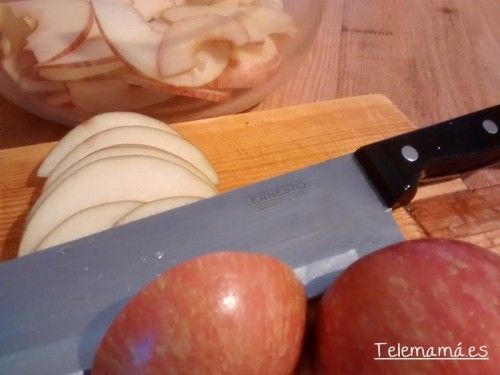 Cortamos en láminas la manzana.