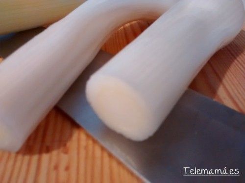 Nos disponemos a cortar la cebolleta fresca en juliana.