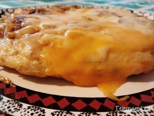 Tortilla de boletus con queso.