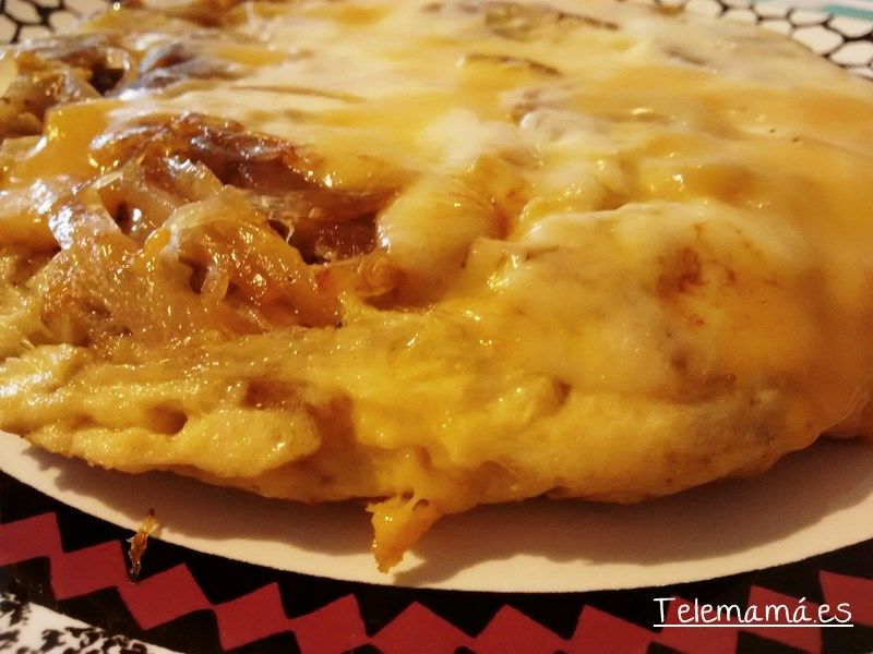 Tortilla de boletus con queso.