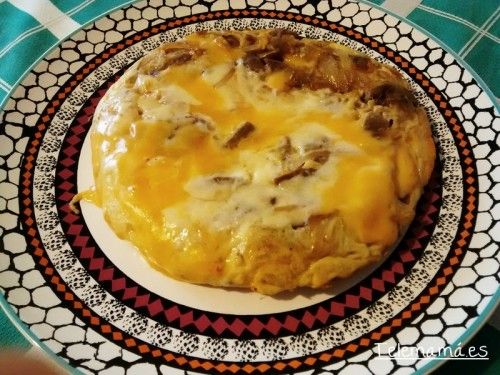 Tortilla de boletus con queso.