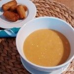 Crema de verduras con croquetas.