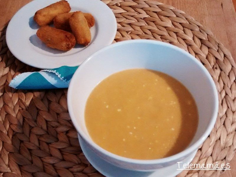 Crema de verduras con croquetas.