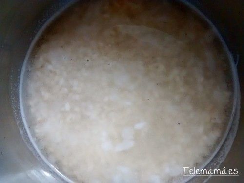Echamos el arroz al caldo.