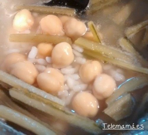 Añadimos los garbanzos cocidos.