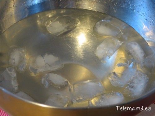 Preparamos un bol con hielo.