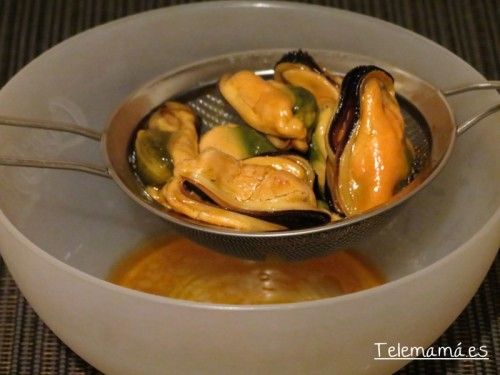 Escurrimos bien los mejillones.