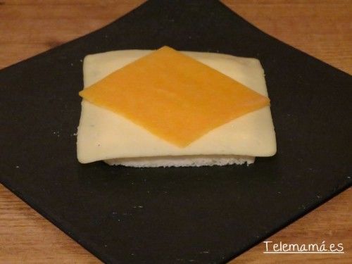 Ponemos el queso encima de la rebanada de pan.
