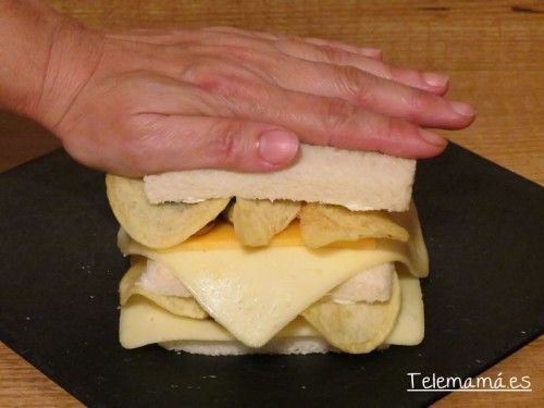 Aplastamos un poco el sándwich.