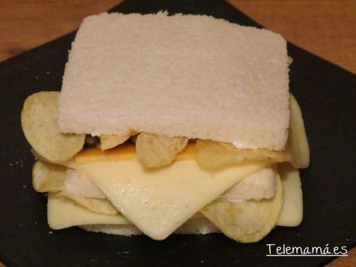 Sándwich de mejillones, queso y patatas fritas.