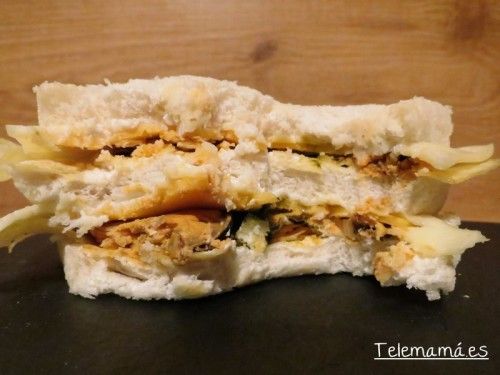 Sándwich de mejillones, queso y patatas fritas.