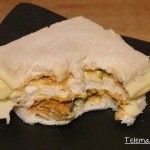 Sándwich de mejillones, queso y patatas fritas.