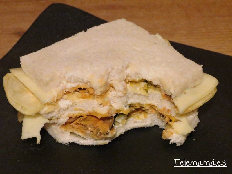 Sándwich de mejillones, queso y patatas fritas.