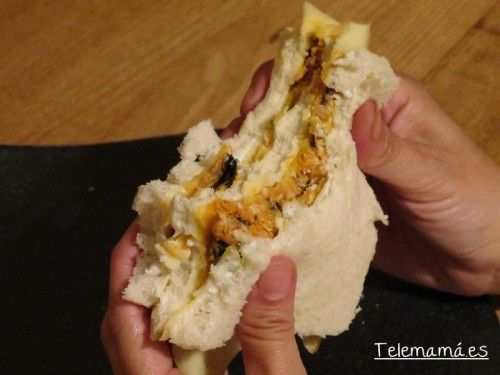 Sándwich de mejillones, queso y patatas fritas. disfrutando lo.