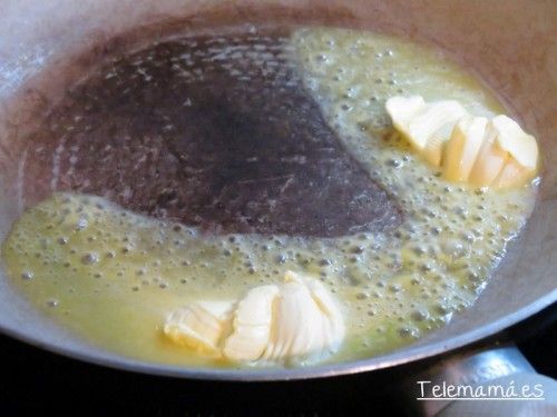 Añadimos las dos cucharaditas de mantequilla.
