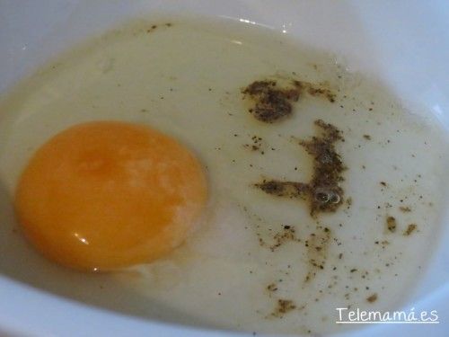 Echamos al huevo: sal y pimienta.