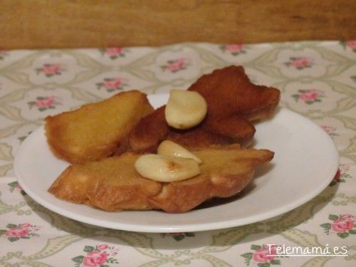 Freímos el pan y ajo.