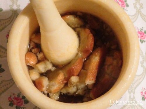 Machacamos todo con un poco del caldo de hervir los cardillos.