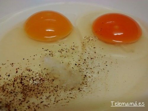 Salpimentamos los huevos y batimos.