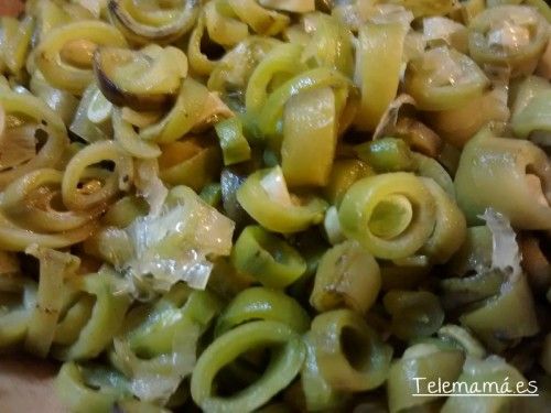 Pochamos la cebolla y habas.