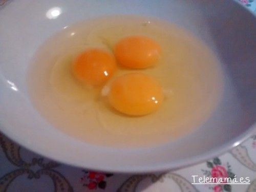 Preparamos los huevos para hacer la tortilla.