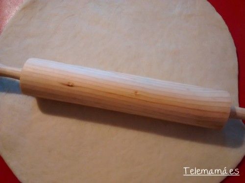 Extendemos la masa sobre la mesa.