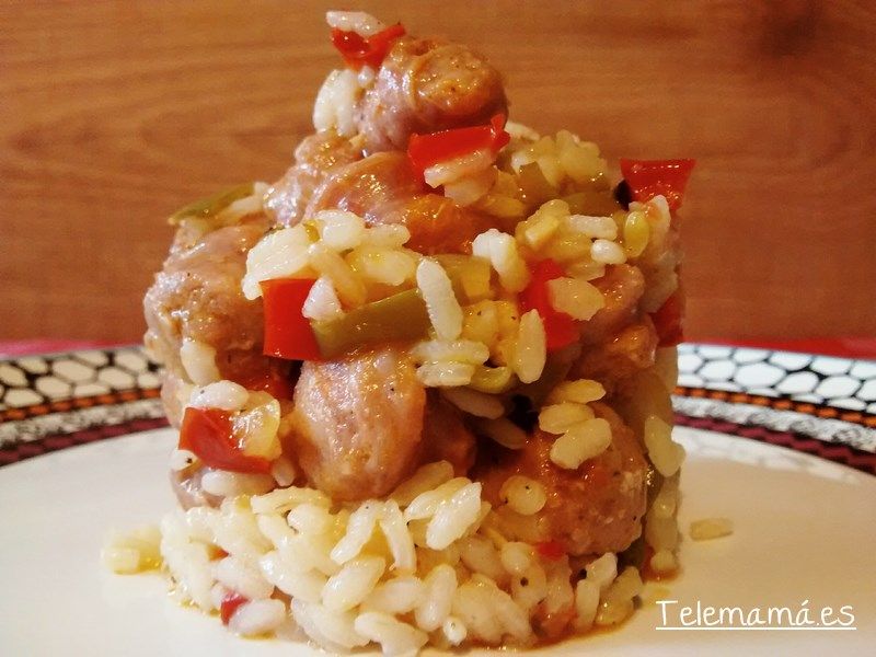 Arroz con salchichas frescas