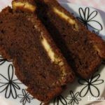 Bizcocho de chocolate con chocolate blanco.