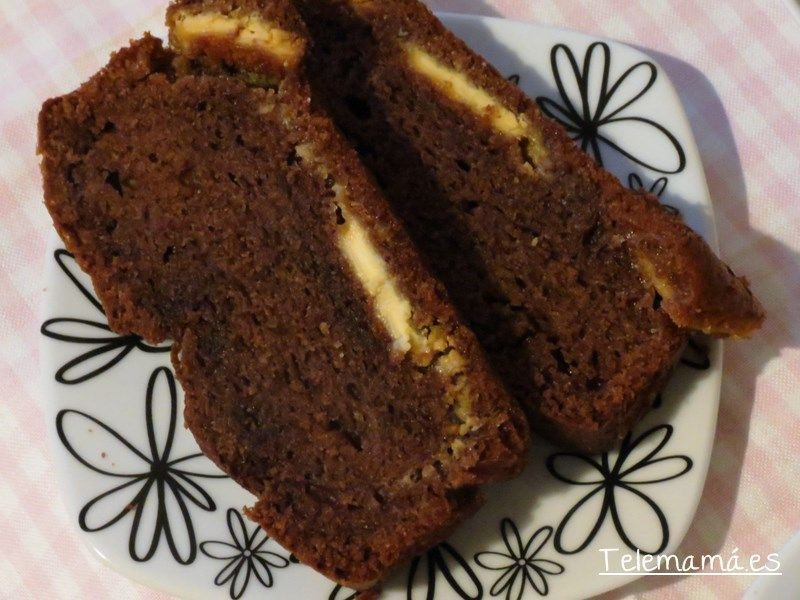 Bizcocho de chocolate con chocolate blanco.