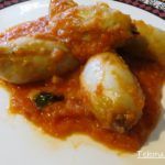 Calamares rellenos en salsa de tomate casera.