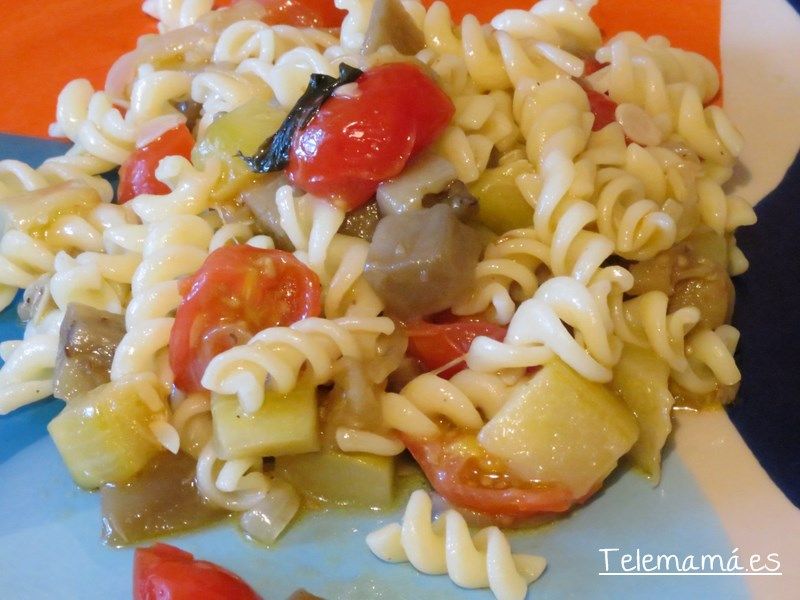 Espirales salteadas con verduras.