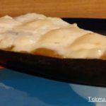 Berenjena rellena con verduras y gambas.