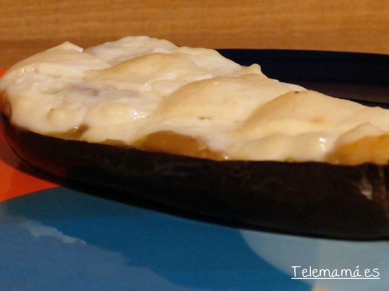 Berenjena rellena con verduras y gambas.
