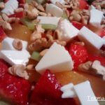 Ensalada de frutas con frutos secos.