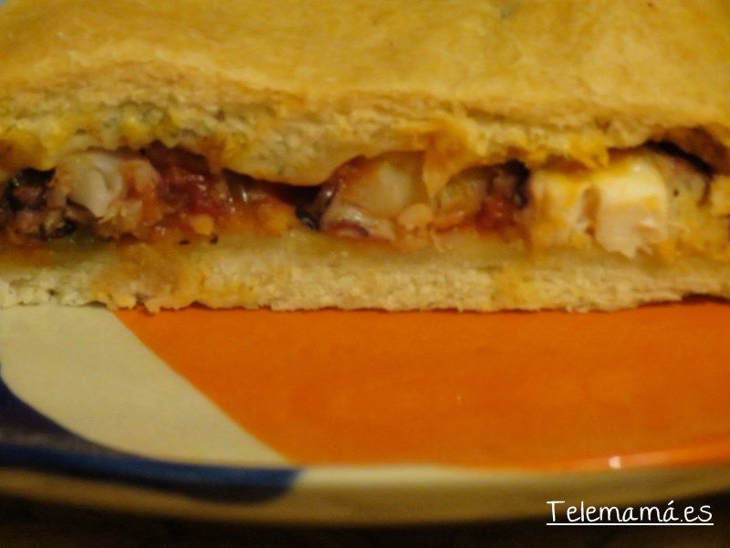 Empanada casera de pulpo, mejillones y gambas.