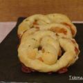 Brezel de hojaldre relleno de queso.
