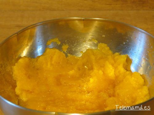 Trituramos la calabaza con un tenedor o la misma varilla.