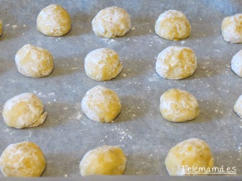 Colocamos nuestras bolitas rebozadas sobre la bandeja del horno.