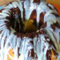 Bizcocho de naranja con cobertura de chocolate negro y blanco.