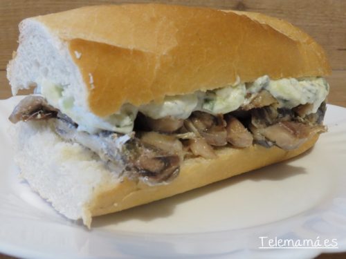 Bocadillo de sardinillas con salsa griega.
