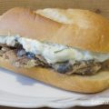 Bocadillo de sardinillas con salsa griega.